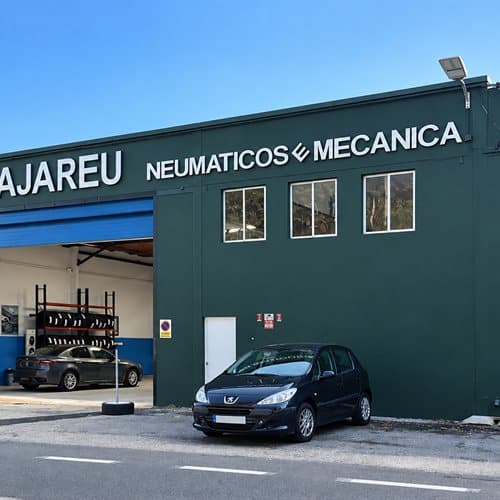 Fachada de Lajareu, taller de coches en Ribeira