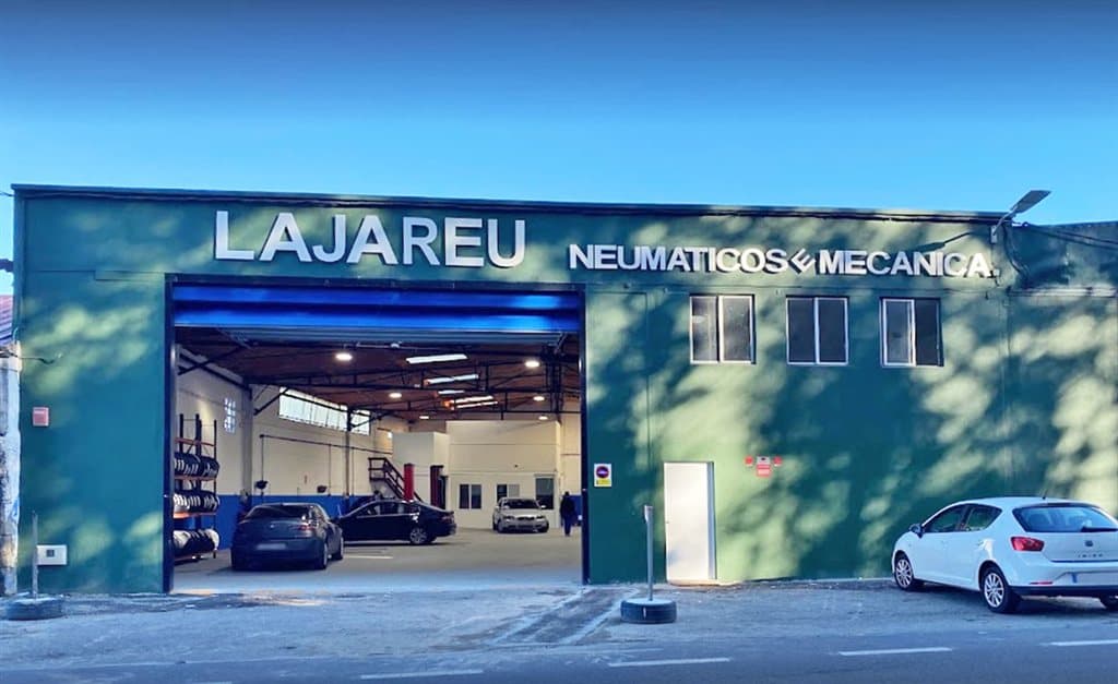 Fachada del taller mecánico Lajareu en Ribeira