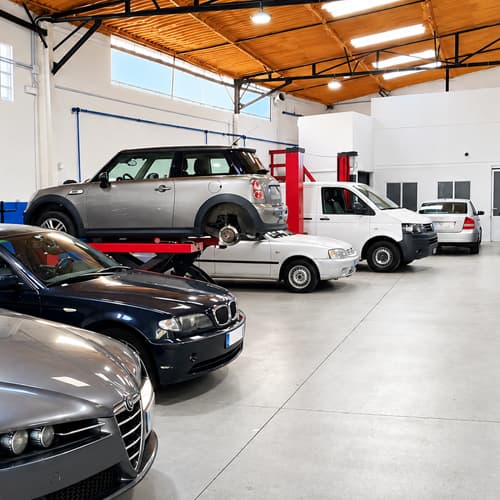 Taller mecánico en Ribeira con varios coches en mantenimiento - Lajareu